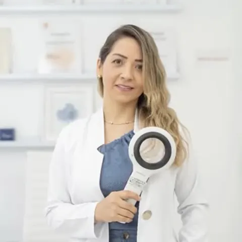 La doctora con dermatoscopio
